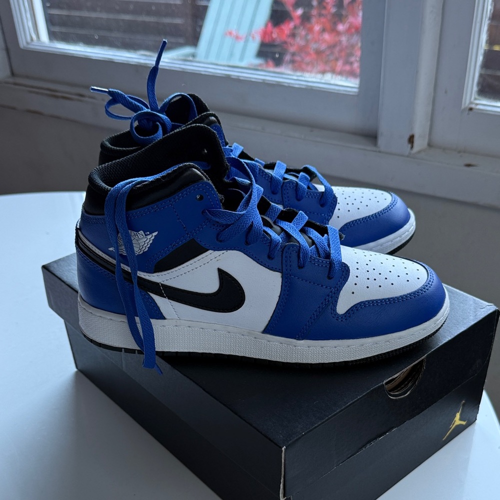 Air Jordan 1 mid (grade school) Game royal blue size 5.5Y